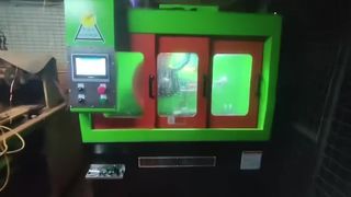 Proses debug mesin baru di lokasi pelanggan