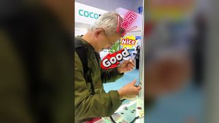 Teknisi veteran itu melangkah ke atas panggung dan melepas kacamata bacanya untuk melakukan penilaian.